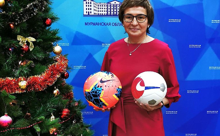 Татьяна Кусайко исполнила мечту юных жителей Мурманской области о футбольном мяче