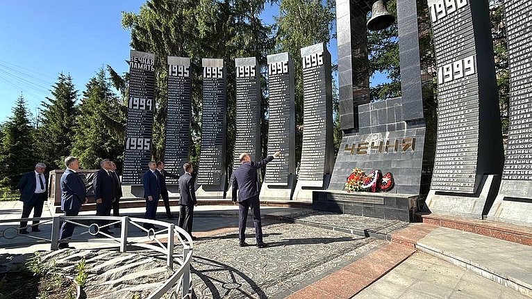 В г. Екатеринбурге сенаторы РФ провели церемонии возложения цветов к Широкореченскому военно-мемориальному комплексу, посвященному погибшим в Великой Отечественной войне, а также к военно-мемориальному комплексу «Черный тюльпан»