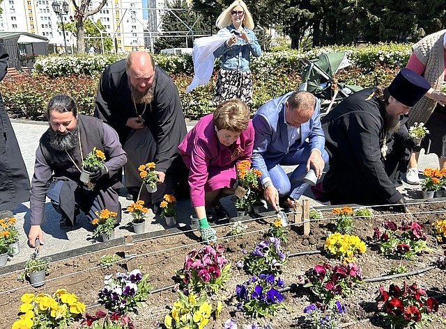 Екатерина Алтабаева высадила на аллеях Троицкого сквера в городе Севастополе цветущую Георгиевскую ленту