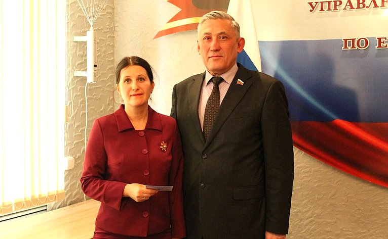 Юрий Валяев провел торжественную церемонию вручения удостоверений членам обновленного Общественного совета в Еврейской автономной области