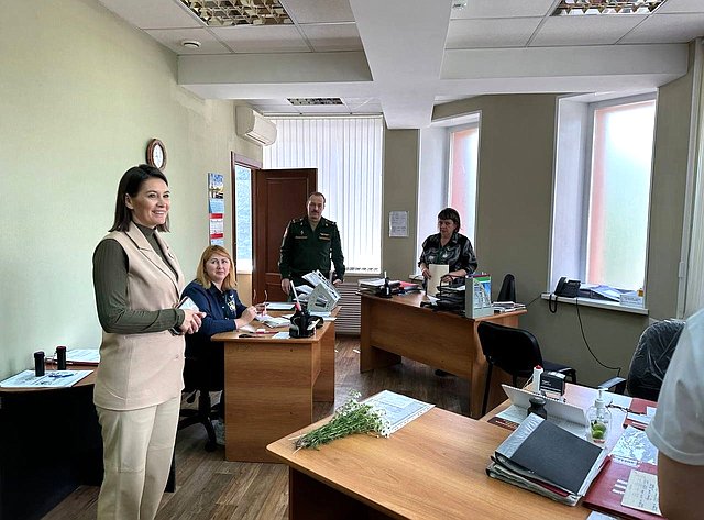 Маргарита Павлова осмотрела новое здание военного комиссариата, а также пообщалась с сотрудниками этого учреждения, а также с призывниками и с участниками СВО