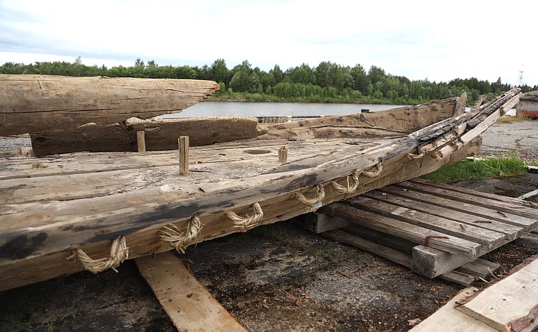 Юрий Воробьев посетил строящийся участок набережной реки Вытегра и осмотрел старинное судно – ладью XVII века