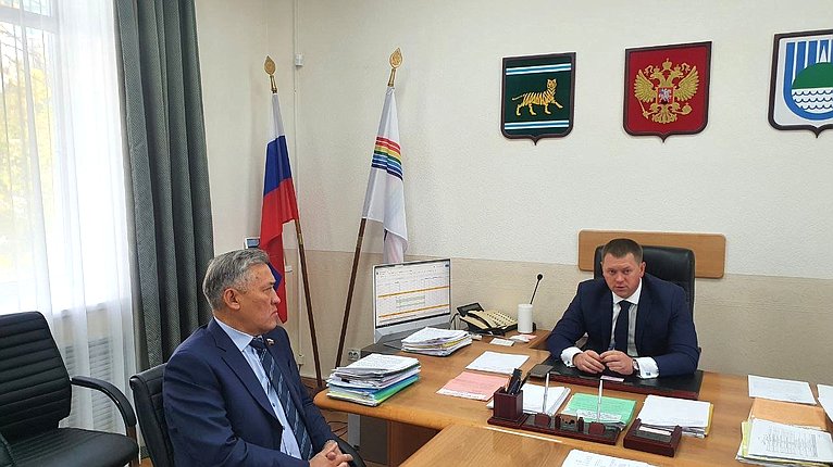 Юрий Валяев в рамках рабочей поездки в регион встретился с мэром города Биробиджан Александром Головатым