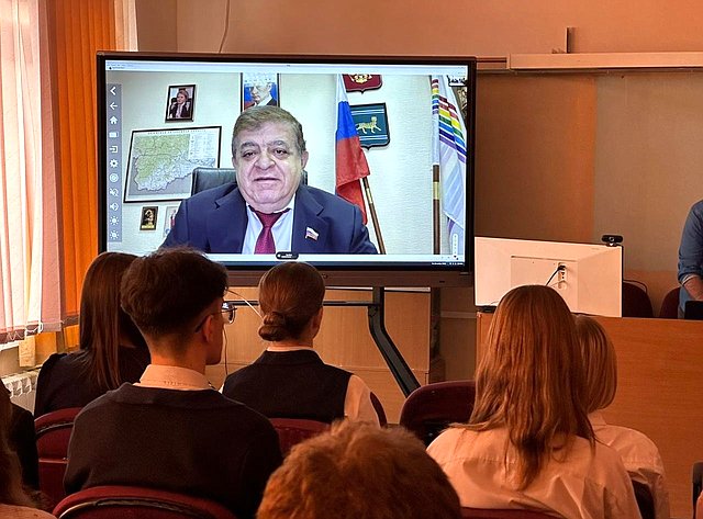 Владимир Джабаров принял участие в телемосте со школьниками, посмотревшими фильм в рамках Недели документального кино о героях СВО