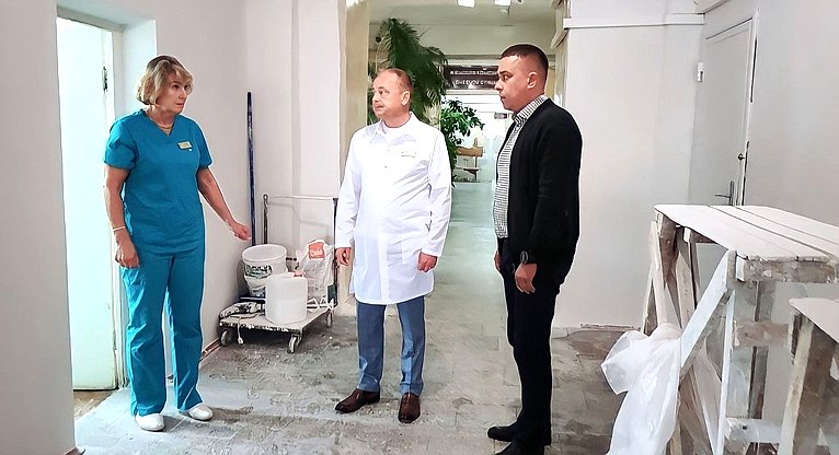 Айрат Гибатдинов вместе с главным врачом Центральной городской клинической больницы Павлом Фирсовым посетили ряд структурных учреждений ЦГКБ