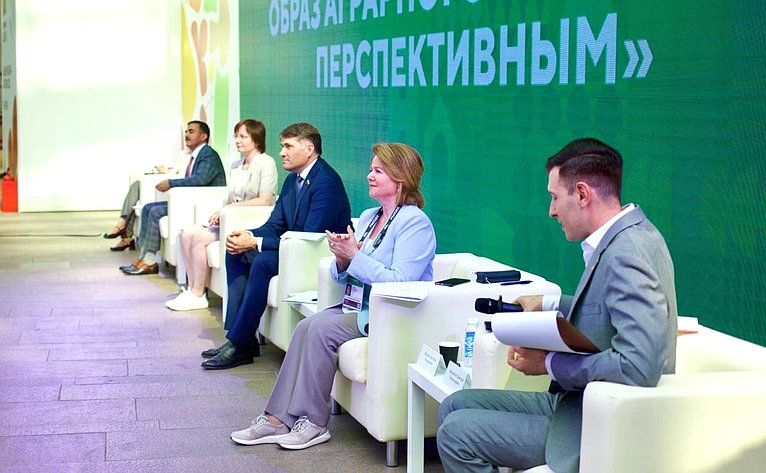 Круглый стола №3 «Агроблогеры: как сделать образ аграрного работника перспективным». Второй Форум тружеников села