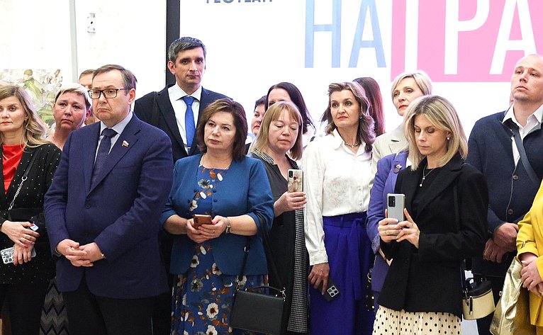 Лилия Гумерова и Дмитрий Василенко открыли в верхней палате выставку детского рисунка «Жизнь, делённая на граммы»