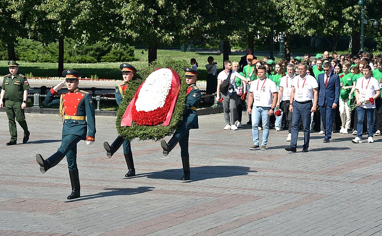 Константин Косачев принял участие в церемонии возложения участниками проекта «Поезд памяти» цветов к Могиле Неизвестного солдата