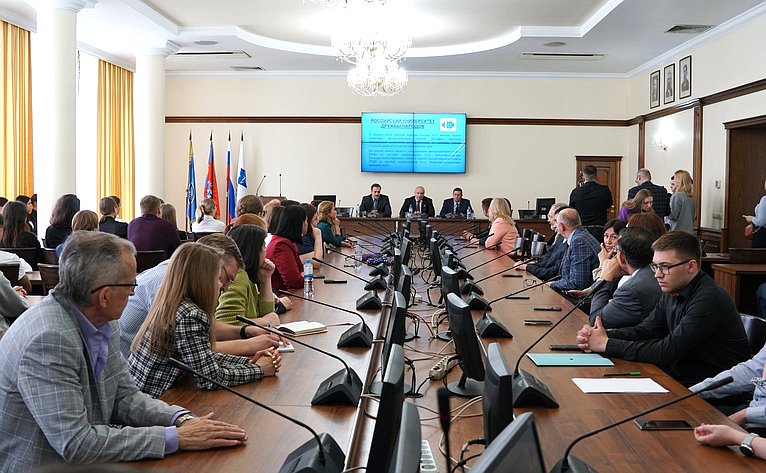 Парламентарии встретились с молодыми юристами – студентами Юридического института Алтайского государственного Университета, с которыми провели открытый диалог