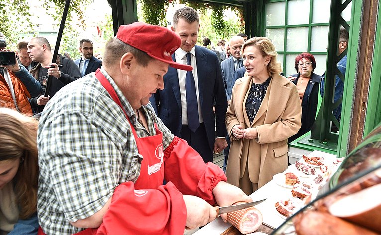 В рамках Конференции по вопросам развития малого предпринимательства, фермерства и локальных производителей «Малому бизнесу — большую полку!» сенаторы РФ осмотрели ярмарку-дегустацию фермерской продукции участников пилотных проектов