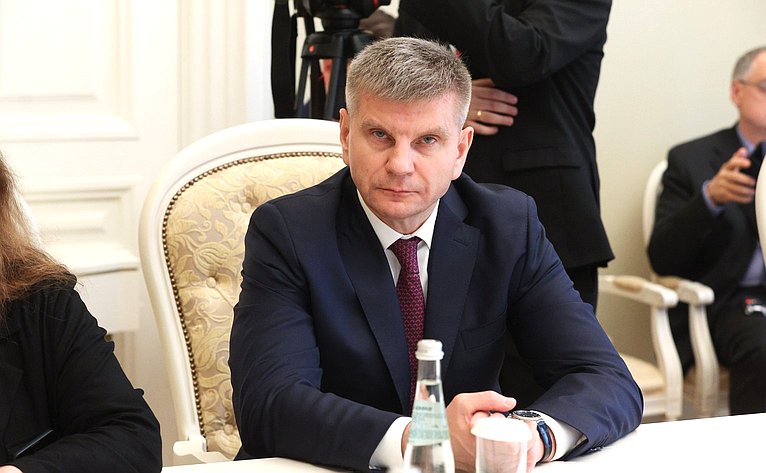 Геннадий Голов