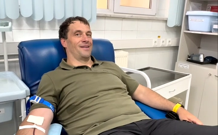 Эдуард Исаков по случаю Всемирного дня донора крови сдал кровь в Ханты-Мансийске