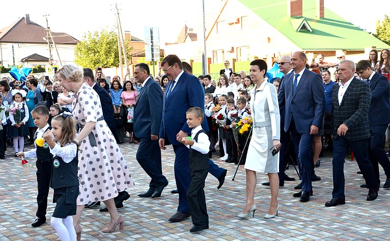 Ирина Рукавишникова приняла участие в церемонии открытия новой школы в пос. Янтарный Аксайского района