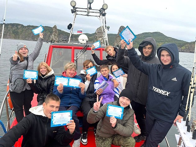 Валерий Пономарев дал старт традиционным морским прогулкам по Авачинской бухте для будущих выпускников камчатских школ