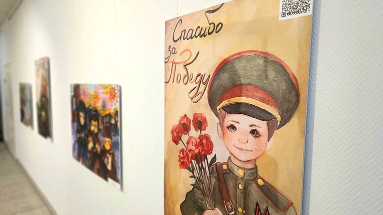 Лариса Круглова приняла участие в церемонии открытия в Мурманске выставки работ победителей Всероссийского конкурса детского рисунка «Жизнь, делённая на граммы»