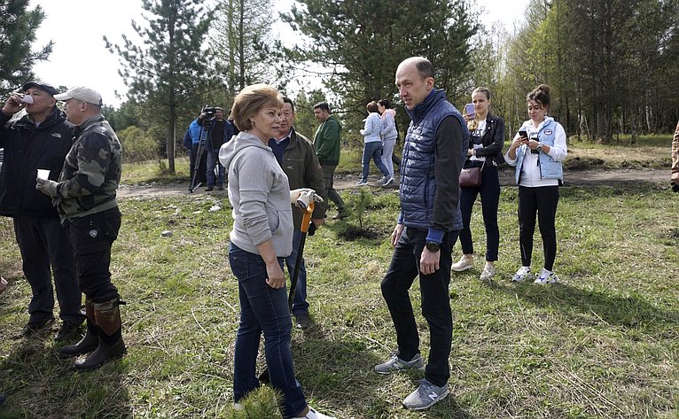 Татьяна Гигель приняла участие в весенней акции посадки саженцев кедра и липы, которая прошла в регионе во Всероссийский день посадки леса