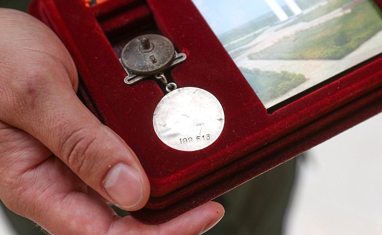 Андрею Чернышеву передана медаль солдата, найденная молдавскими поисковиками на месте боев Великой Отечественной войны