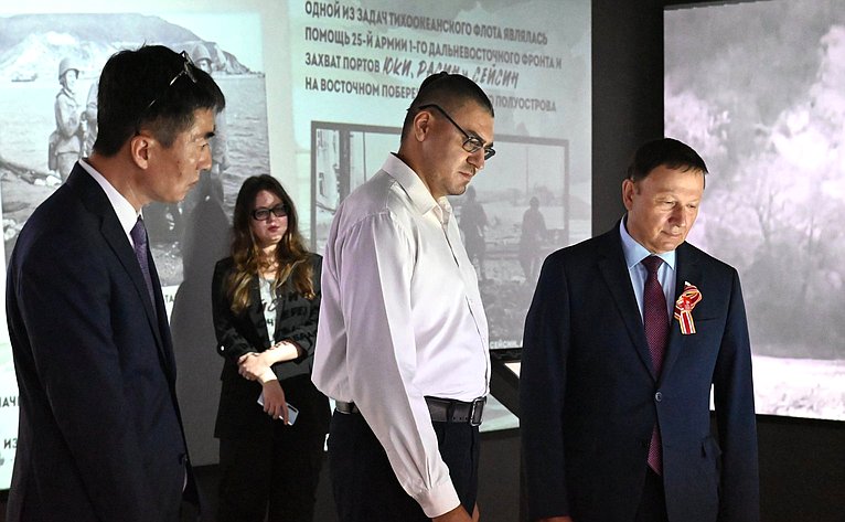 Александр Ролик совместно с Верой Щербиной и врио генерального консула КНР во Владивостоке Ван Цзюнь осмотрели выставку фотографий, посвященную 80-летию совместной борьбы и Победы советского и китайского народов во Второй мировой войне