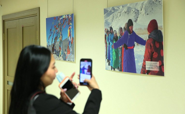 В Совете Федерации состоялось открытие Фотовыставки «Навстречу белому месяцу», приуроченной к празднованию буддийского Нового года по лунному календарю