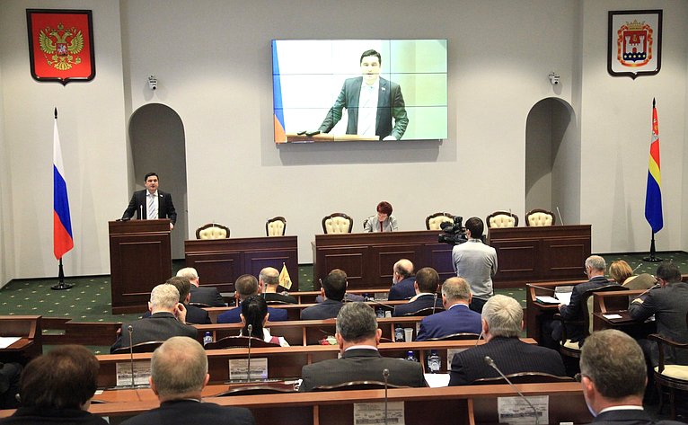 Алексей Коротков принял участие в заседании регионального парламента и вручил руководителям бюджетных учреждений области