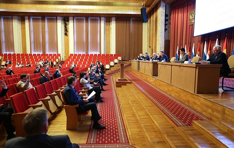 Александр Савин в ходе поездки в регион принял участие во внеочередном заседании сессии Законодательного Собрания Калужской области