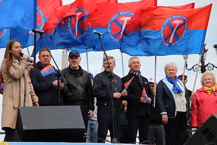 Николай Семисотов принял участие в первомайской демонстрации, которая состоялась в центре города-героя Волгограда