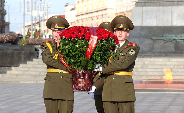 Сенаторы приняли участие в возложении цветов к Монументу Победы (фото: Пресс-служба Совета Республики Национального собрания Беларуси)
