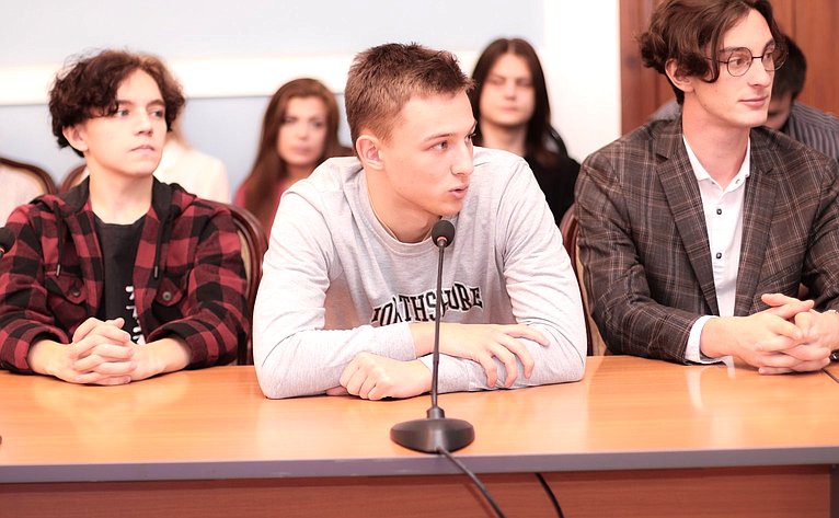 Юрий Воробьев провел встречу с представителями студенческих сообществ и объединений региона на тему «Мир сегодня»