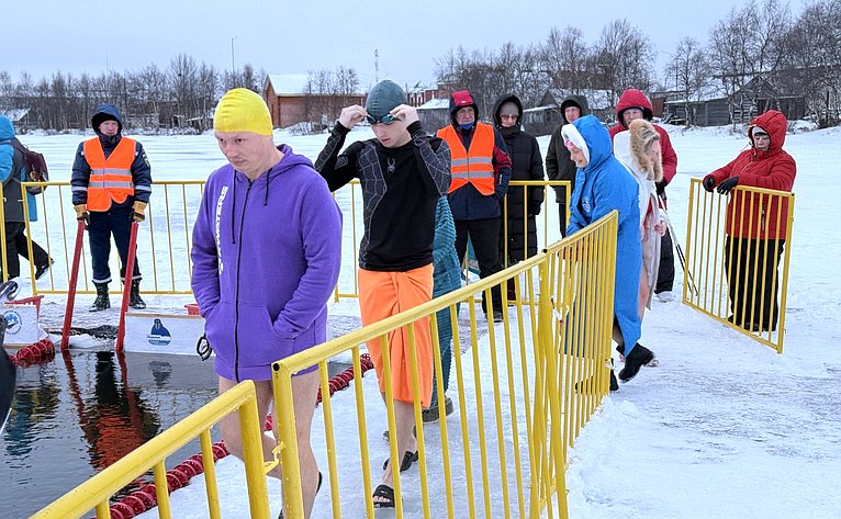 Александр Лутовинов в ходе региональной недели принял участие в открытии соревнований по зимнему плаванию