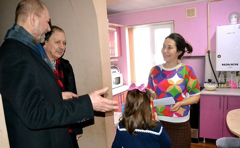 Владимир Лакунин в ходе поездки в регион в г. Каменск-Шахтинский и г. Донецк навестил 4 семьи, которые воспитывают детей-инвалидов