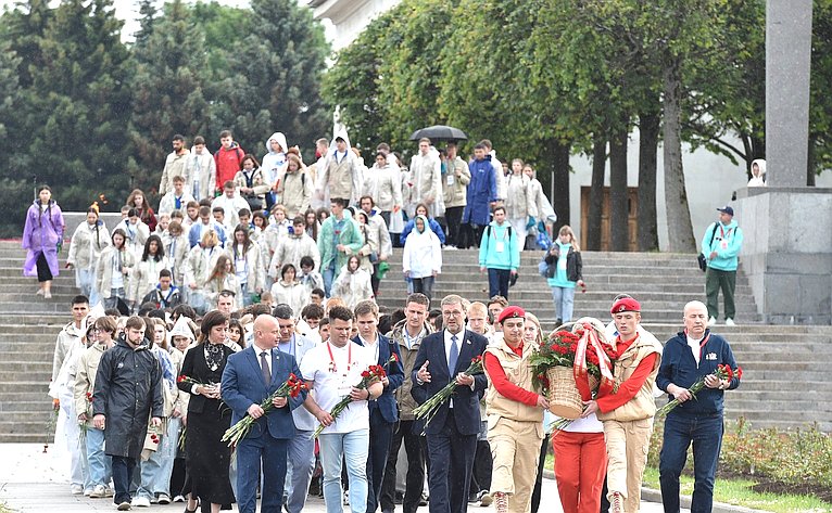 Участники проекта «Поезд Памяти» посетили Пискаревское мемориальное кладбище
