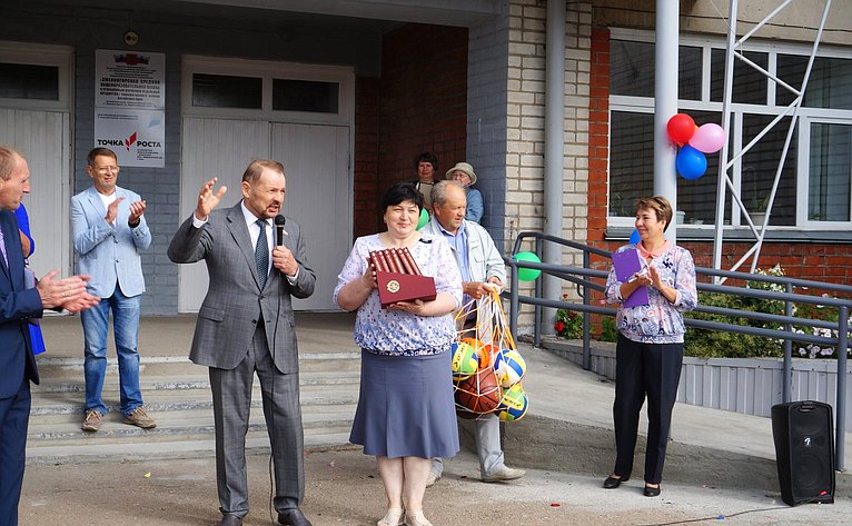 Сергей Белоусов поздравил педагогов и учащихся алтайских школ с началом нового учебного года и Днем знаний