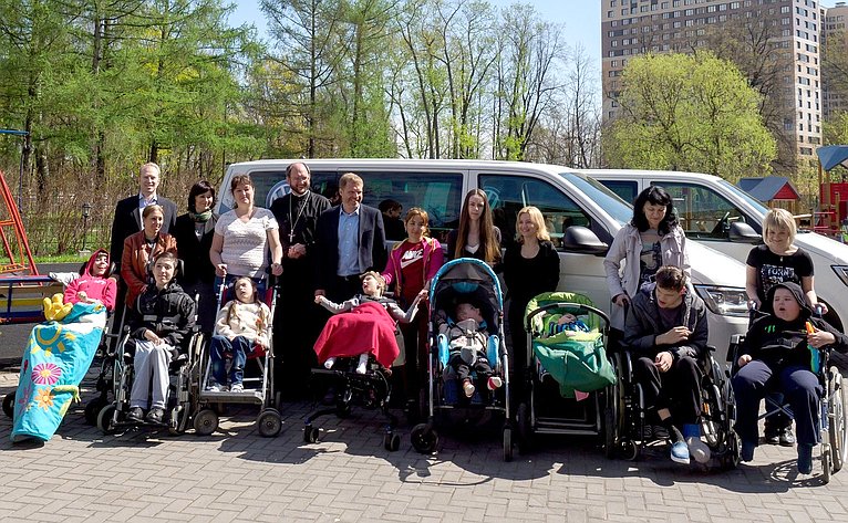 Андрей Кутепов принял участие в торжественной передаче двух комфортабельных микроавтобусов для нужд Детского хосписа