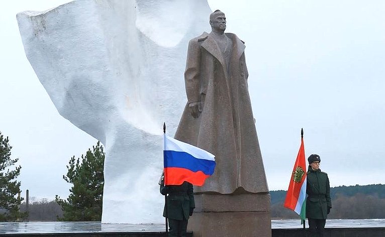 Александр Савин в ходе поездки в регион принял участие в торжественных мероприятиях, посвященных празднованию 128-й годовщины со Дня рождения Маршала Победы Георгия Константиновича Жукова