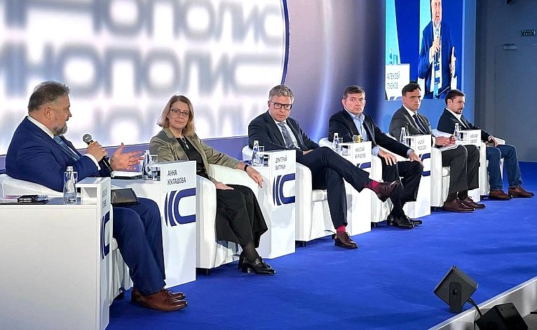 Николай Журавлёв принял участие в работе X Форума «Финополис»