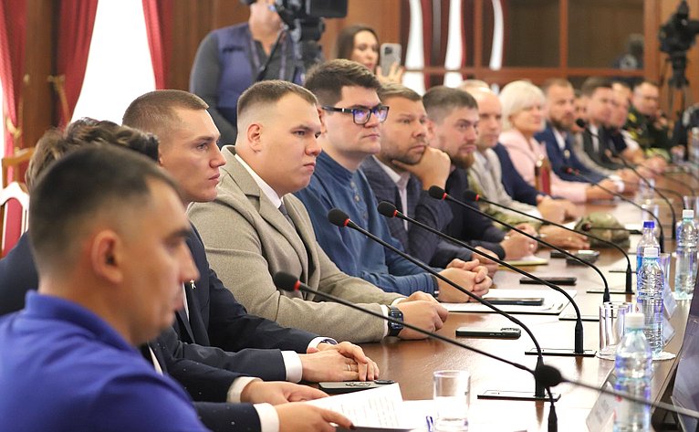 Встреча Александра Карелина в рамках парламентского проекта «В одной команде со СВОими» с участниками СВО