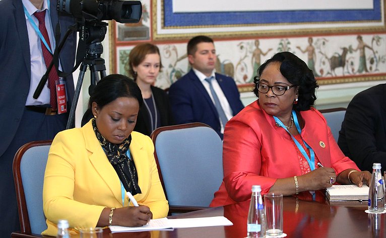 Валентина Матвиенко провела встречу с Председателем Сената Парламента Республики Экваториальная Гвинея Марией Тересой Эфуа Асангоно