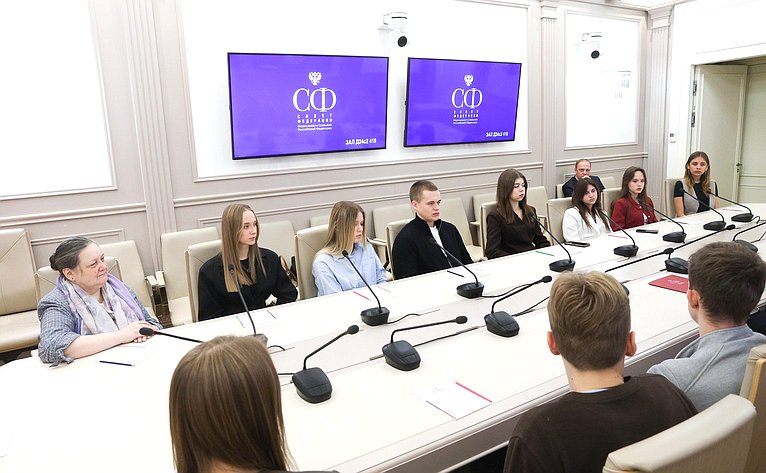 Встреча Анатолия Артамонова со студентами Государственного университета управления