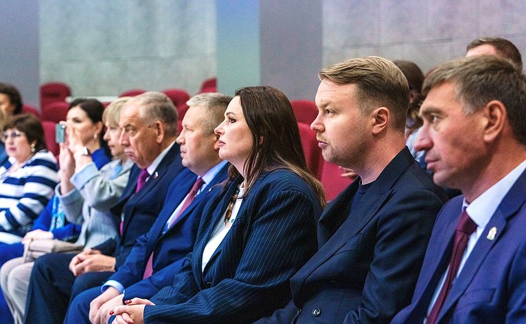 Сенаторы посетили Школу креативных индустрий на базе Окружного Дома народного творчества и Центр народных художественных промыслов и ремесел