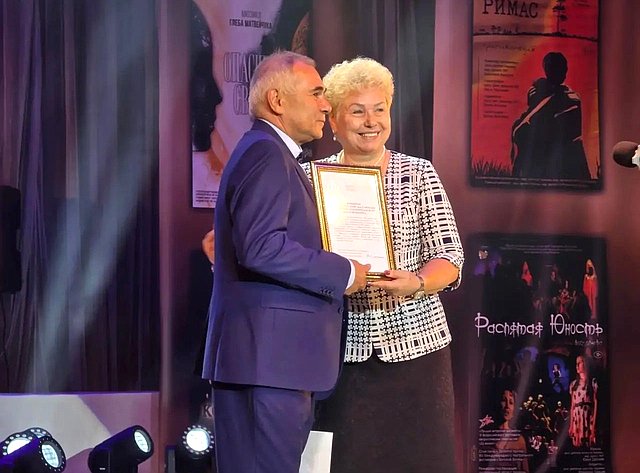 Ольга Бас поздравила коллектив Луганского театра с 85-летием