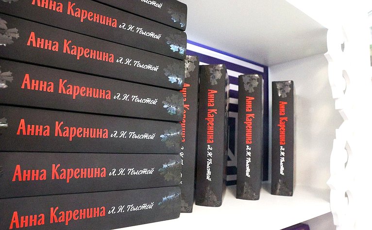 Валентина Матвиенко и Дмитрий Миляев осмотрели выставку, посвященную истории, культуре и перспективным направлениям развития Тульской области