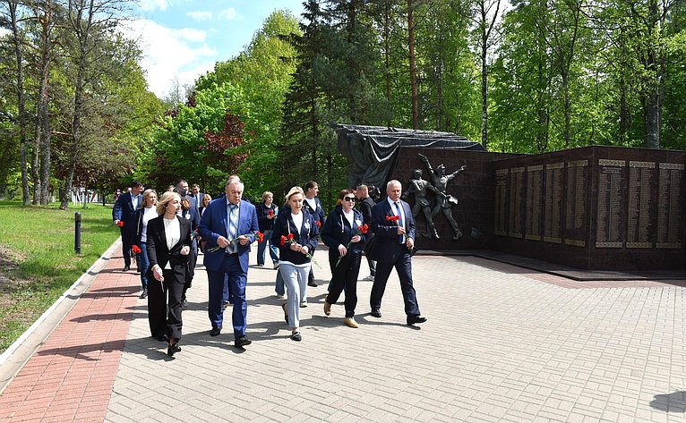 Сенаторы посетили ГАУК Мемориальный комплекс «Партизанская Поляна» (поселок Бело-Бережский Брянской области)