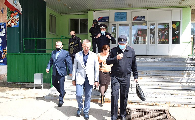 Олег Алексеев проинспектировал школы Саратовской области на предмет обеспечения безопасности