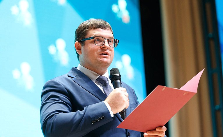 Заместитель председателя Комитета общественных связей и молодежной политики города Москвы Артур Берлов