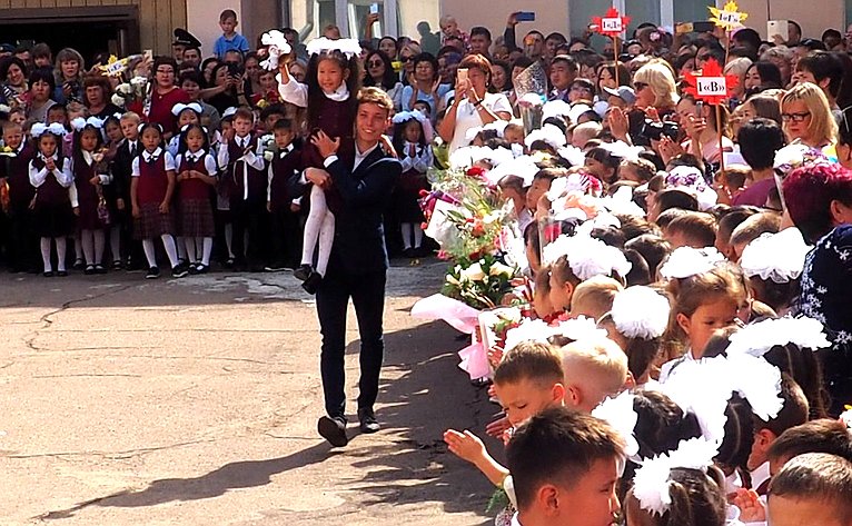 Вячеслав Наговицын в школе № 47 Улан-Удэ принял участие в торжественной линейке, посвященной Дню знаний