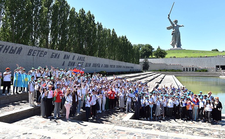 Пассажиры «Поезда Памяти» посетили Мемориальный комплекс «Героям Сталинградской битвы» на Мамаевом кургане