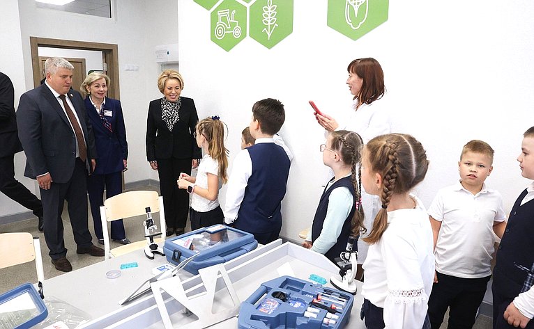 В рамках работы Х Парламентского форума «Историко-культурное наследие России» в Великом Новгороде Валентина Матвиенко посетила детскую общеобразовательную школу имени Г.Р. Державина и Дом музыки имени С.В. Рахманинова
