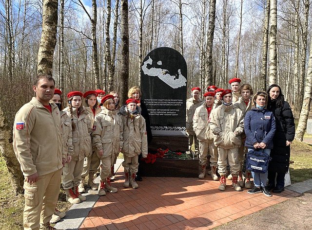Р. Галушина посетила вместе с юнармейцами мемориал воинам Ненецкого округа на Синявинских высотах