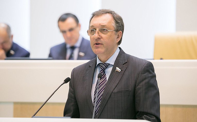 Петелин Евгений Владиленович, заместитель председателя Комитета Совета Федерации по экономической политике