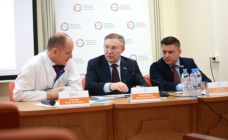 Александр Варфоломеев провел заседание «круглого стола» на тему профилактики и ранней диагностики онкологических заболеваний